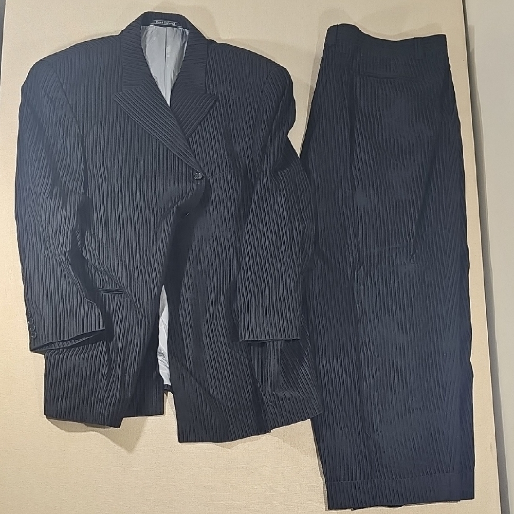 Sophisticated Black Textured Men's Suit